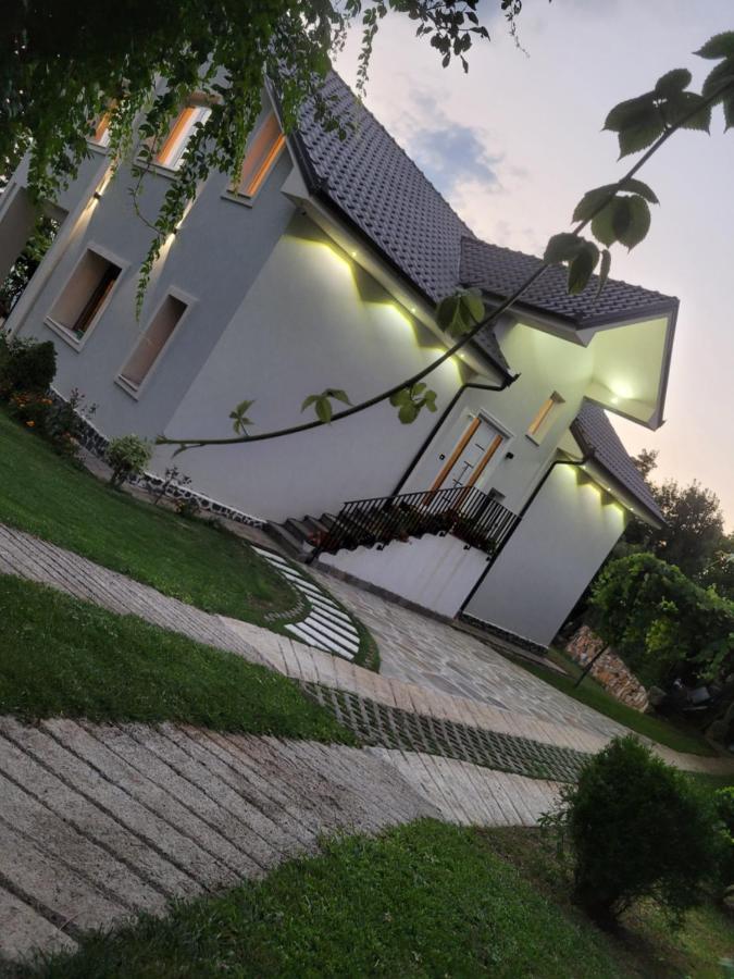 Apartment Bujtina Bezhani Gjinar *